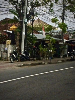 Straße vor dem Warung Little Bird Jl. Danau Tamblingan