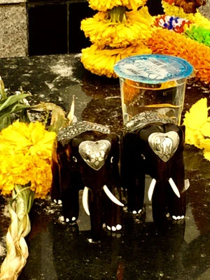 Opfergaben für den Hindugott Brahma