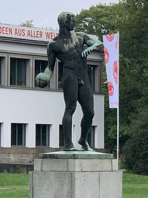 Skulptur vor dem Hygiene-Museum in Dresden