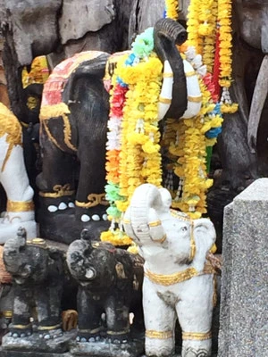 Opfergaben für den Hindugott Brahma